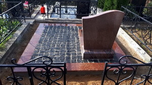 При небольшой высоте бетонного цоколя относительно уровня земли могилы, допускается не облицовывать его снаружи